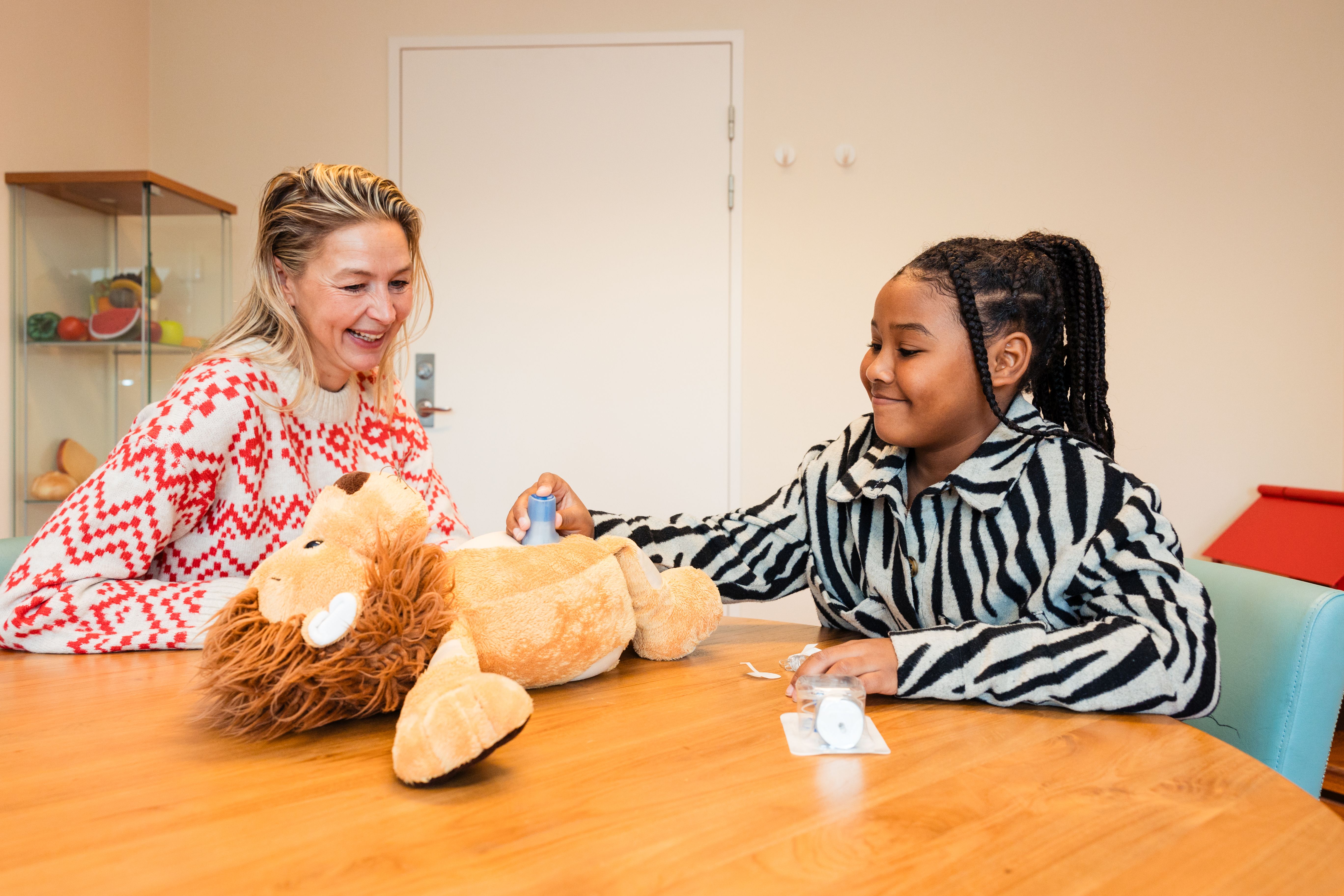 Arts van Diaboss geeft instructie aan meisje 